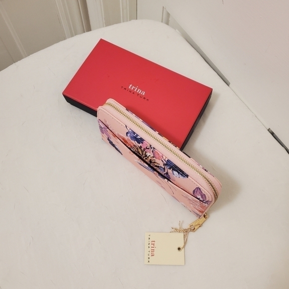 NWT Trina Turk Floral Zip close Accordian Wallet - Picture 2 of 7
